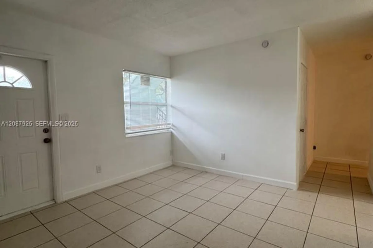 325 NW 15th St #5, Pompano Beach: photo 1 of 11