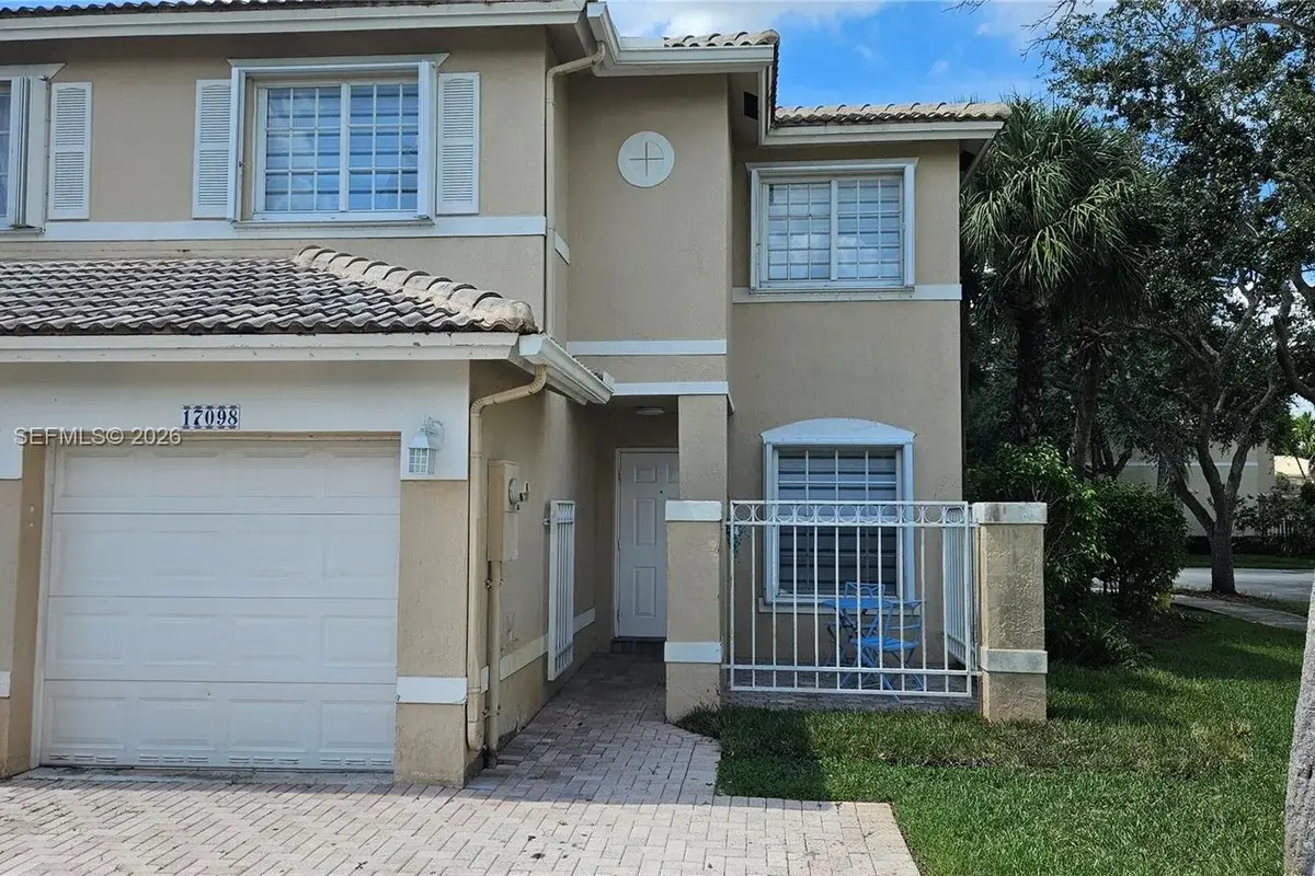 Townhouse in Pembroke Pines: photo 1 of 22