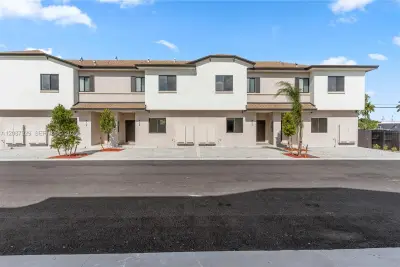 425 SW Palm Ter, Florida City: photo 1 of 18