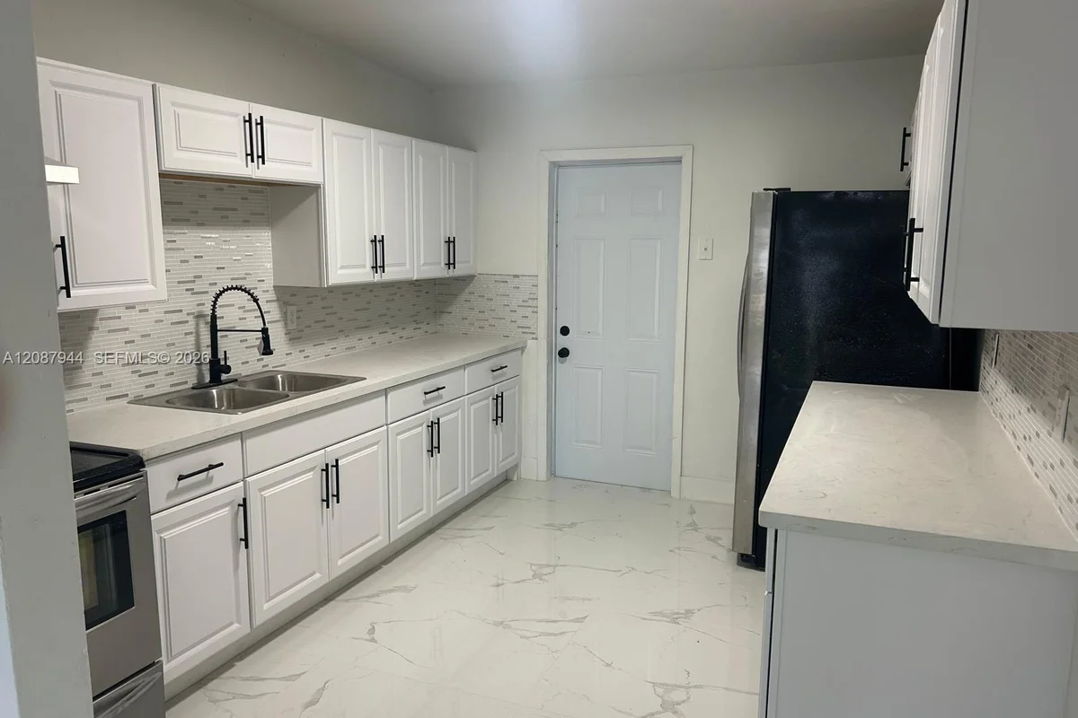 3070 NW 97th St, Miami: photo 1 of 5