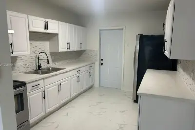 3070 NW 97th St, Miami: photo 1 of 5