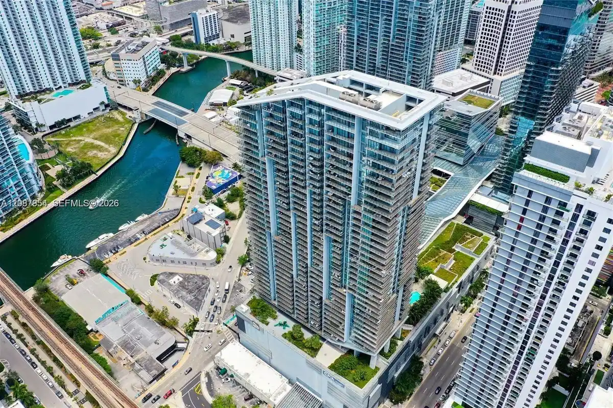 88 SW 7th St #904, Miami: photo 1 of 26