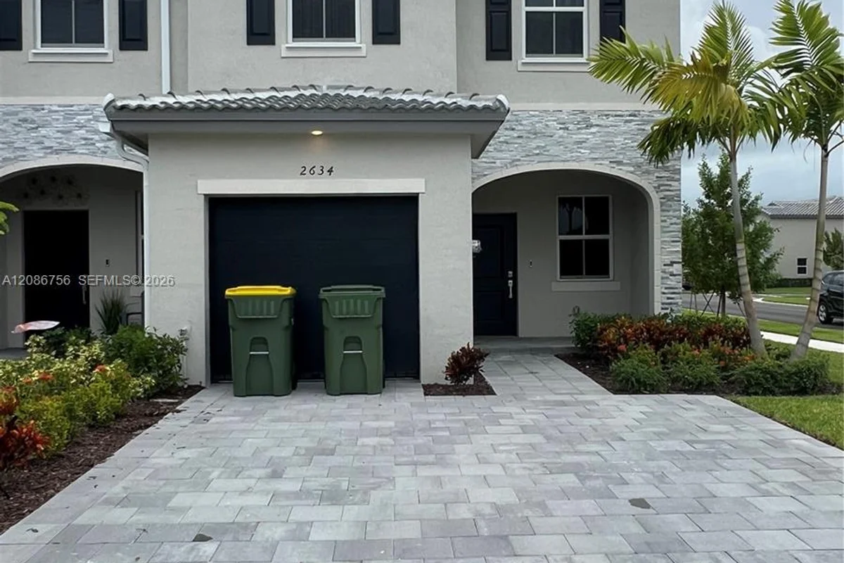 2634 SE 10th St, Homestead: photo 1 of 16