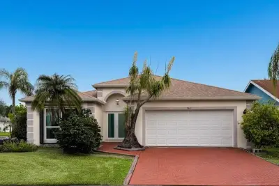 240 SE 8th St, Dania Beach: photo 1 of 2