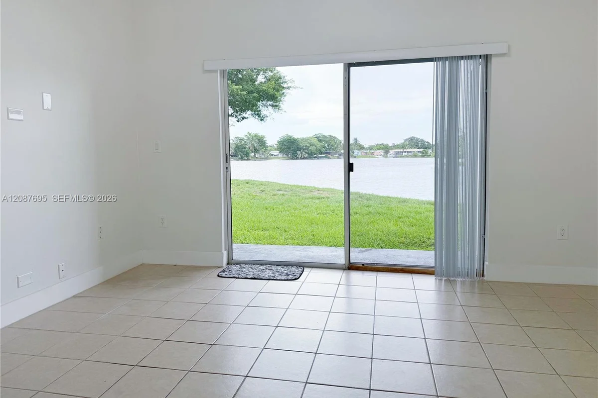 2001 NW 96th Ter #10J, Pembroke Pines: photo 1 of 20