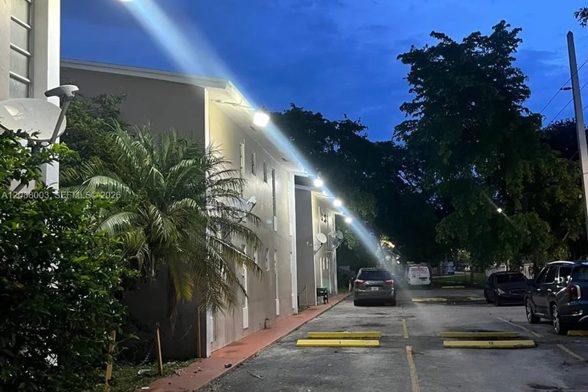 1525 NW 19th Ter #24, Miami: photo 1 of 11