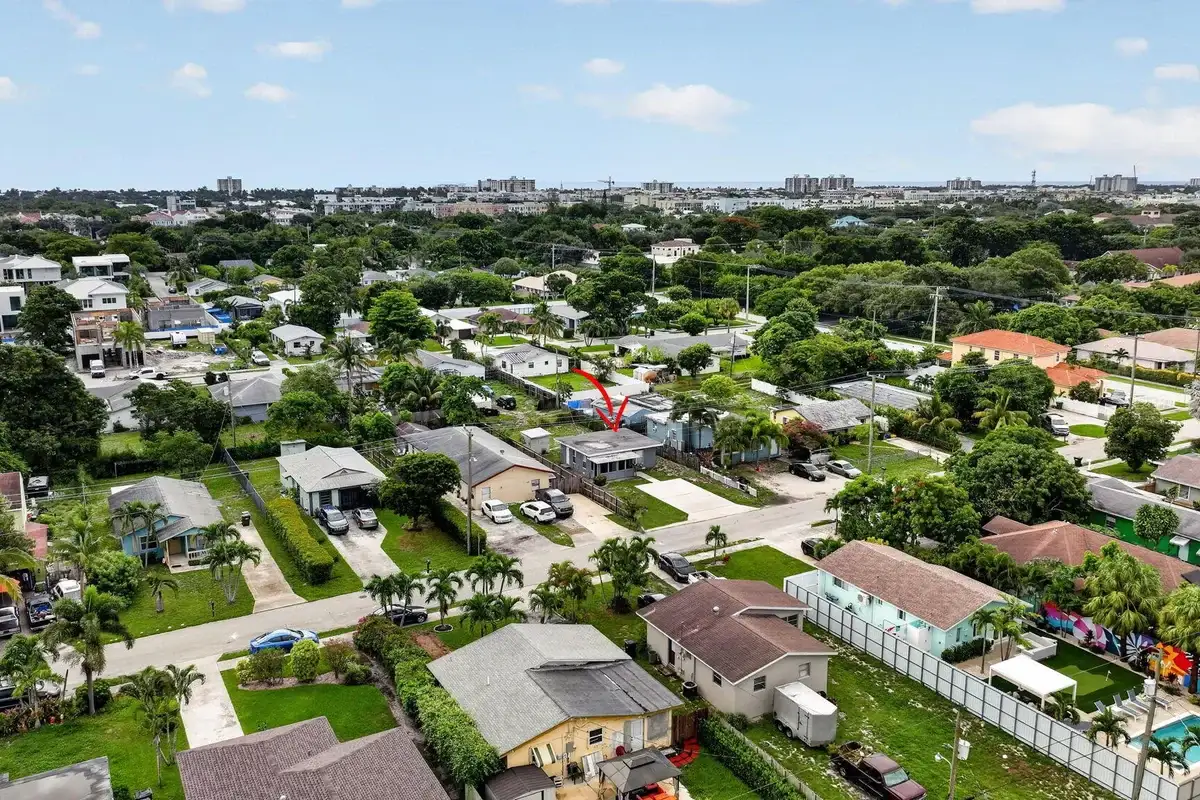 323 NW 4th Ave, Delray Beach: photo 1 of 16
