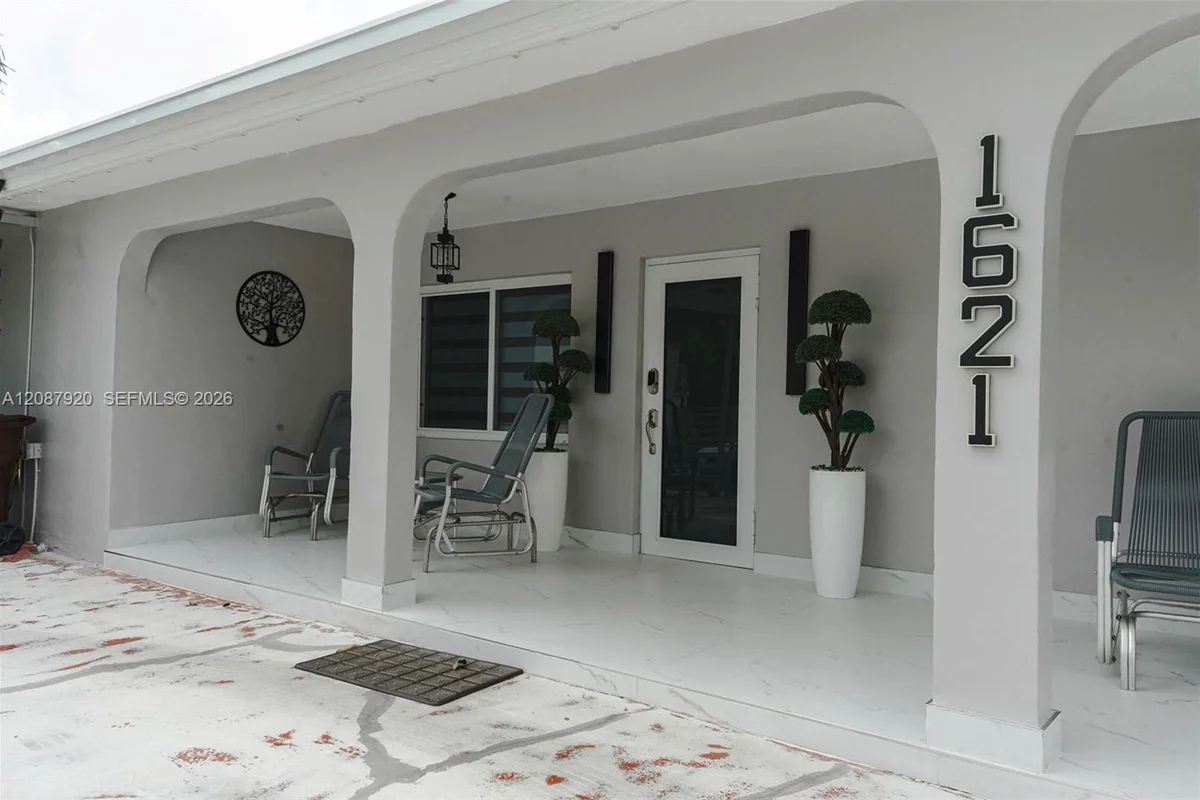 1621 E 6th Ave, Hialeah: photo 1 of 24