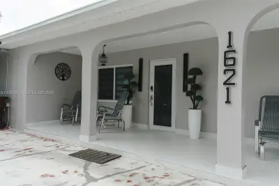 1621 E 6th Ave, Hialeah: photo 1 of 24
