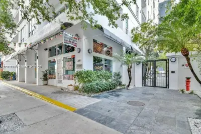 234 NE 3rd St #1701, Miami: photo 1 of 19