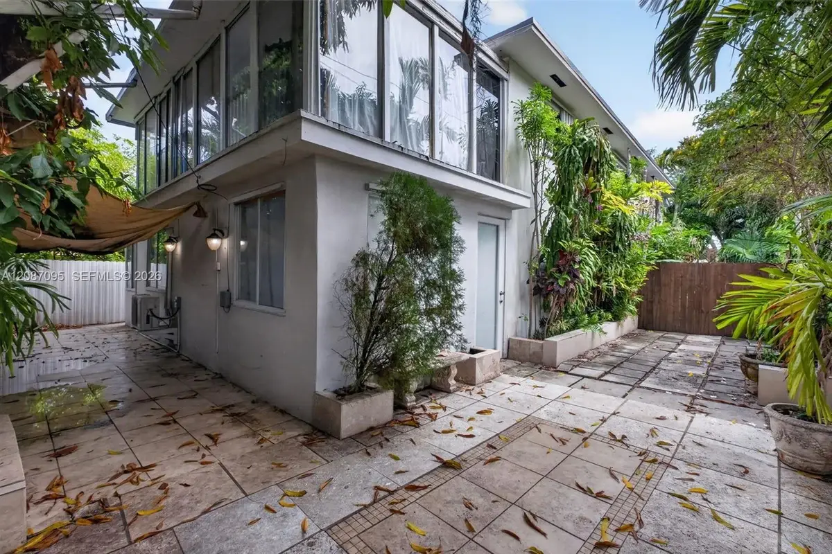 1055 SW 12th St #1, Miami: photo 1 of 24