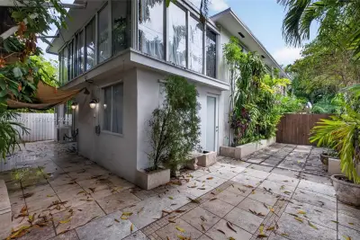 1055 SW 12th St #1, Miami: photo 1 of 24