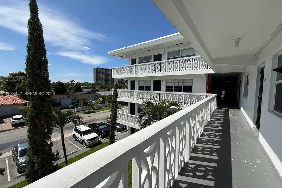 11685 Canal Dr #303, North Miami: photo 1 of 30