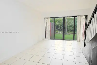 4271 NW 11th St #2, Miami: photo 1 of 15