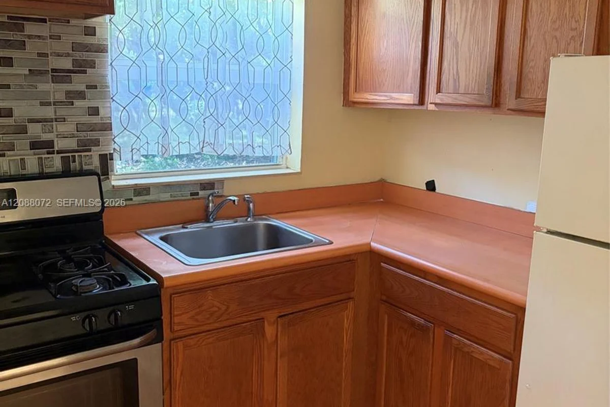 1851 Funston St #B, Hollywood: photo 1 of 6