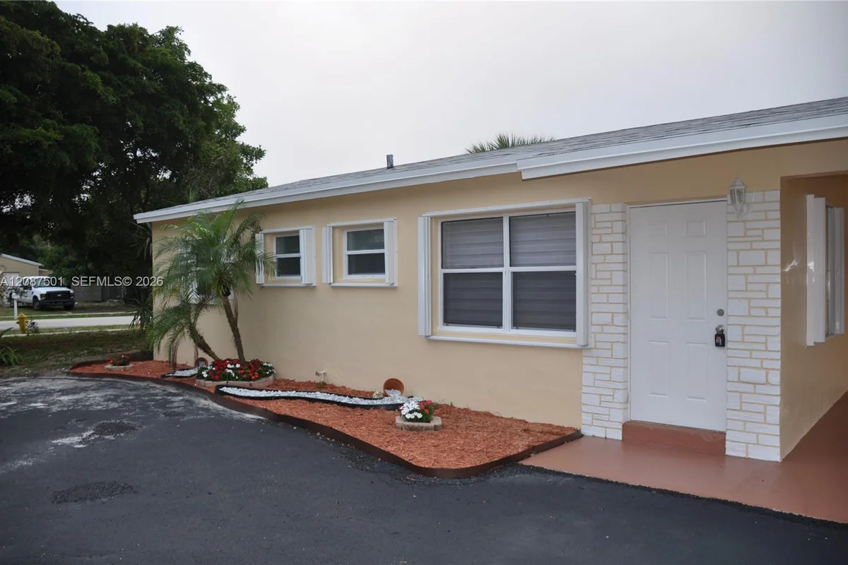 571 NE 61st St, Oakland Park: photo 1 of 20