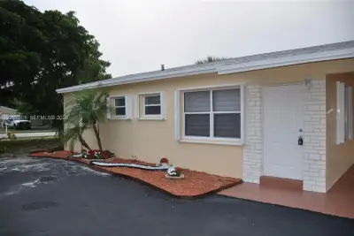 571 NE 61st St, Oakland Park: photo 1 of 20