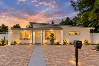 12501 NW 22nd Ave, Miami: photo 1 of 53
