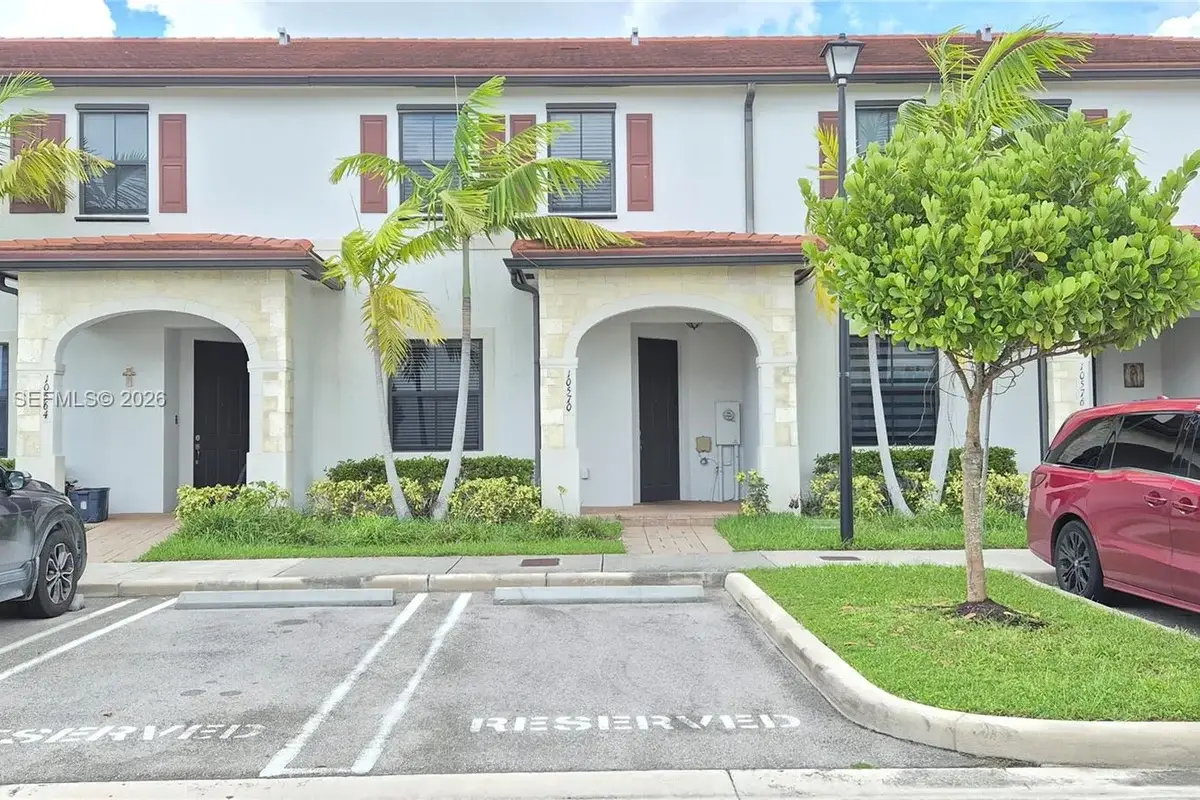 10570 W 33rd Ln, Hialeah: photo 1 of 16