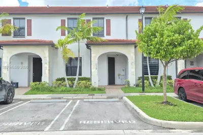 10570 W 33rd Ln, Hialeah: photo 1 of 16