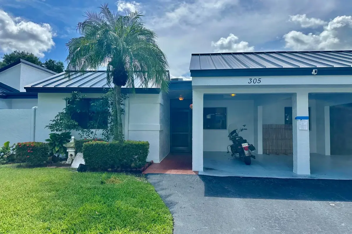 305 Lakeside Ct, Sunrise: photo 1 of 30