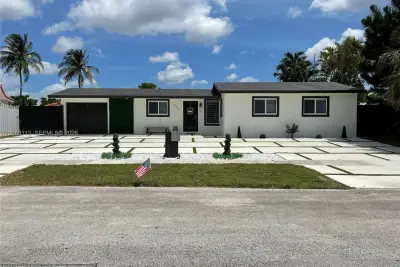17831 NW 84th Ct, Miami: photo 1 of 27