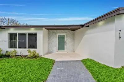 719 SW 25th Ave, Boynton Beach: photo 1 of 33