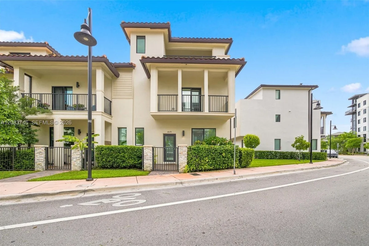 4519 NW 84th Ave, Doral: photo 1 of 47