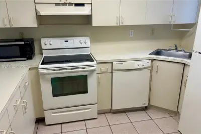 2710 W 76th St #208, Hialeah: photo 1 of 18