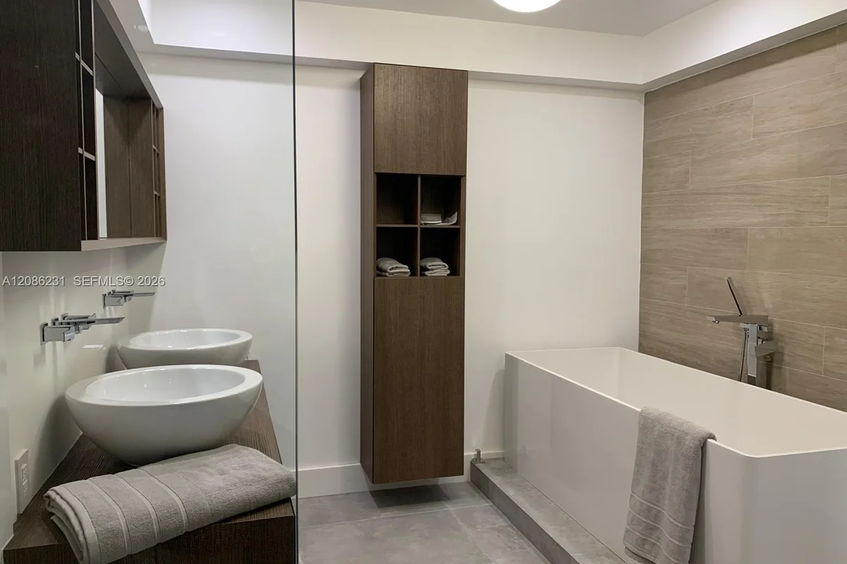 Condo in Key Biscayne: photo 1 of 16