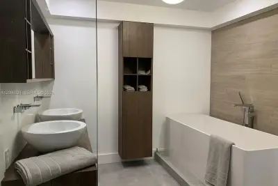 Condo in Key Biscayne: photo 1 of 16