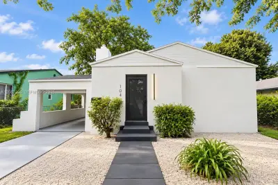 1043 NW 48th St, Miami: photo 1 of 20