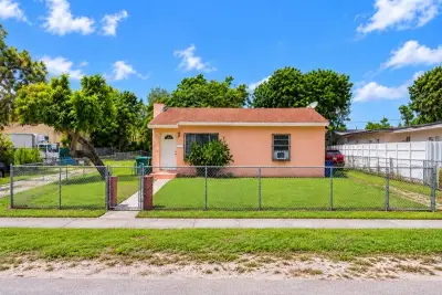915 Rutland St, Opa-locka: photo 1 of 20