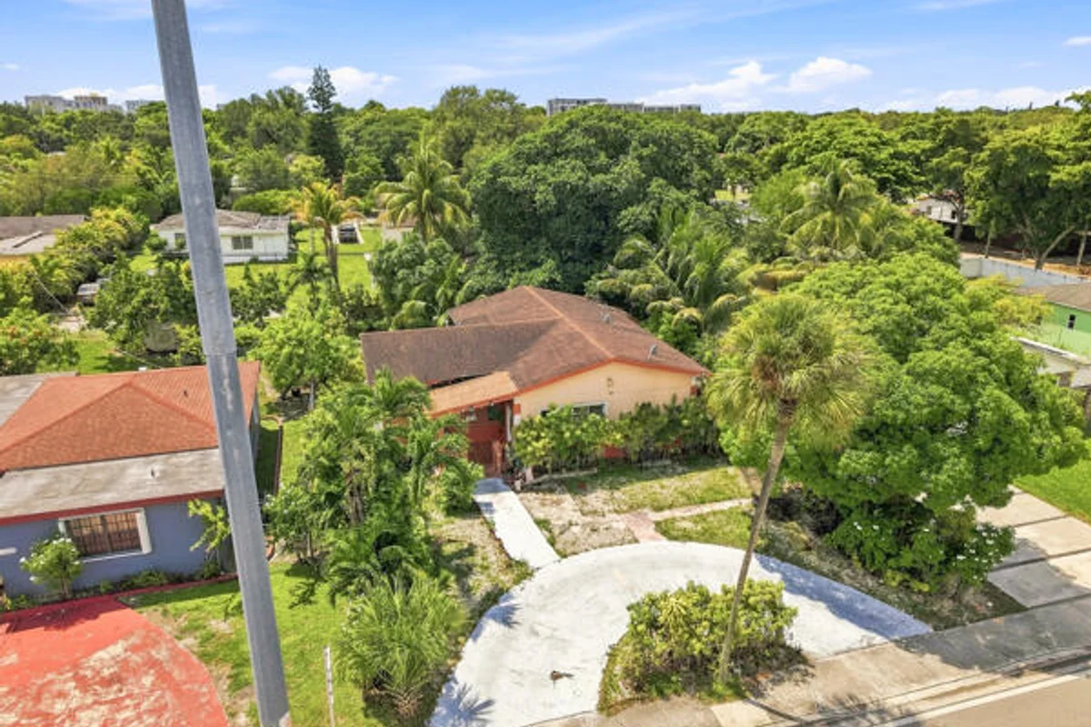 1320 NE 135th St, North Miami: photo 1 of 14