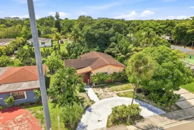 1320 NE 135th St, North Miami: photo 1 of 14
