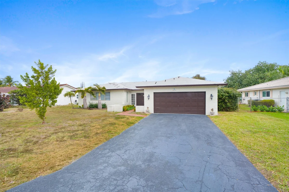 4221 NW 107th Ave, Coral Springs: photo 1 of 32