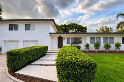 19050 SW 144th Ave, Miami: photo 1 of 29