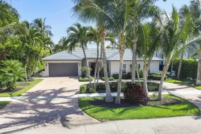 725 NE 36th St, Boca Raton: photo 1 of 33