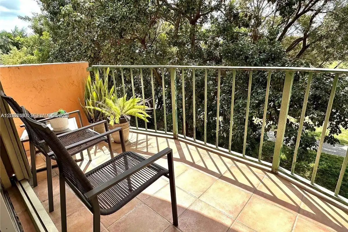 9360 Fontainebleau Blvd #612, Miami: photo 1 of 21