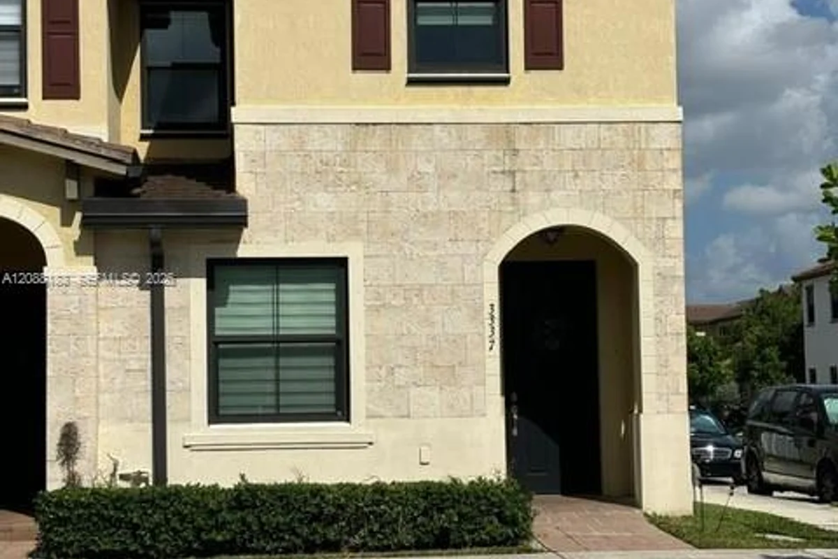 3337 W 105th Ter, Hialeah: photo 1 of 12