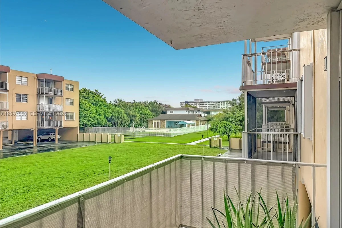 1600 Tallwood Ave #204, Hollywood: photo 1 of 40