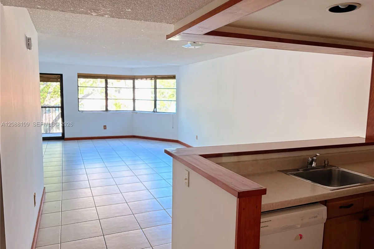 20860 San Simeon Way #303-6, Miami: photo 1 of 11