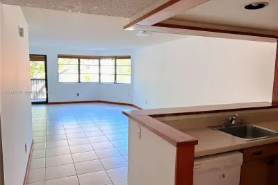 20860 San Simeon Way #303-6, Miami: photo 1 of 11