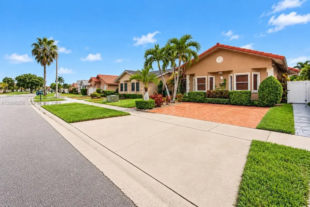 14590 SW 51st St, Miami: photo 1 of 25