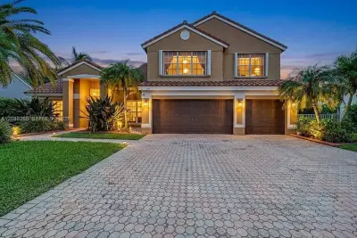 1342 NW 195th Ave, Pembroke Pines: photo 1 of 87
