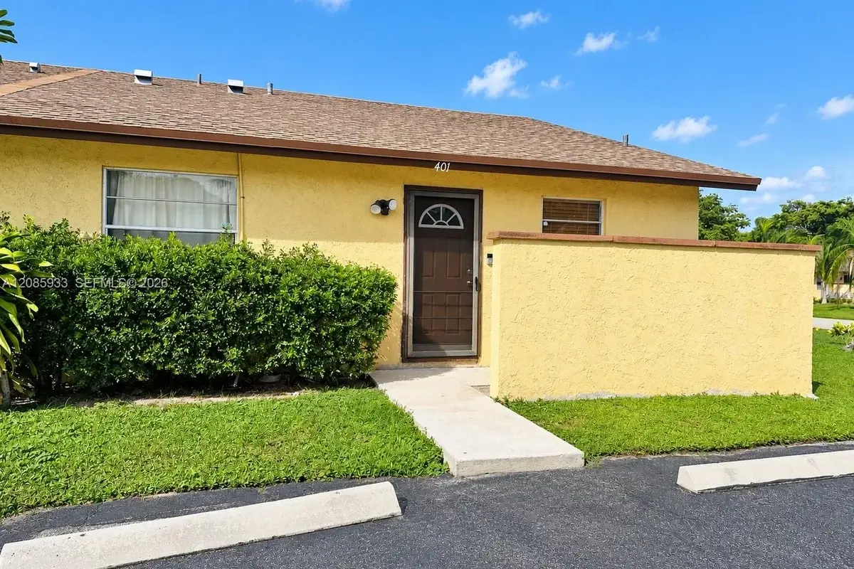 401 NW 43rd St, Deerfield Beach: photo 1 of 25