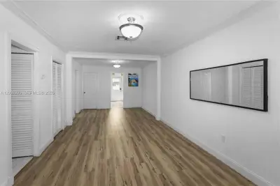 2530 SW 27th St, Miami: photo 1 of 21