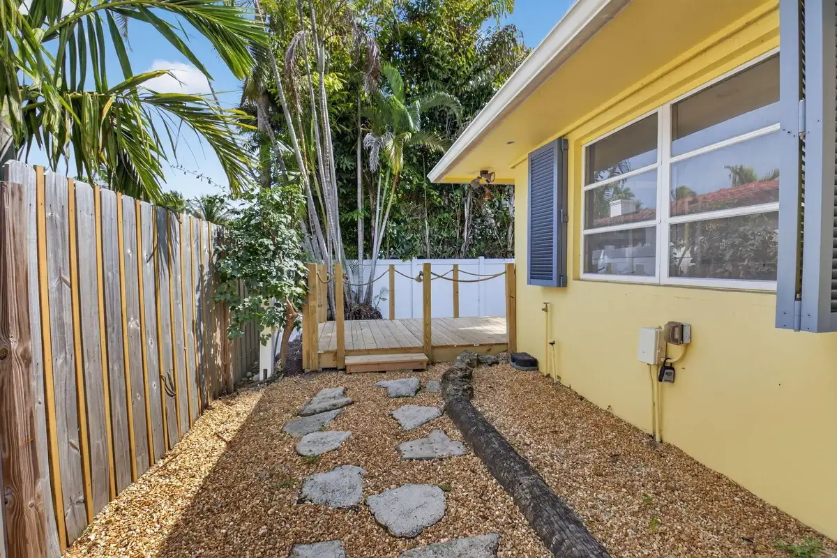 111 SE 7th Ave #D & C, Delray Beach: photo 1 of 35