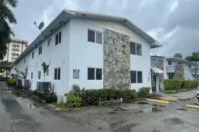 1836 NW 22nd Ct #6, Miami: photo 1 of 5