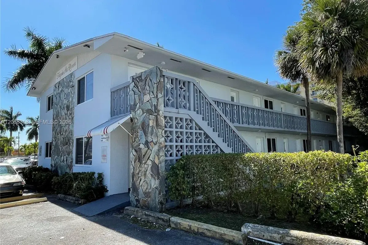 890 NW 45th Ave #1, Miami: photo 1 of 12